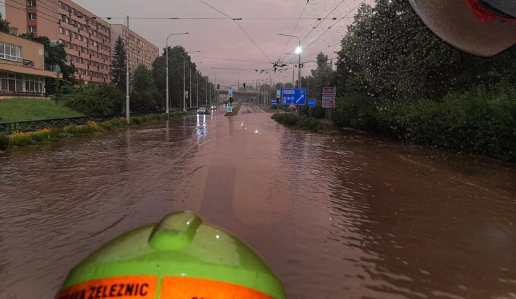 Po bouřkách na severu Moravy a ve Slezsku jsou výpadky proudu a problémy na tratích