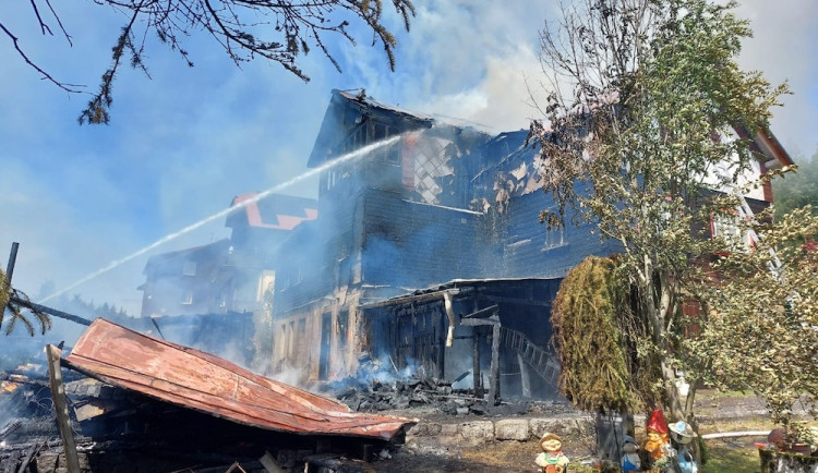 Devět jednotek hasičů zasahovalo u požáru domu v Kořenově. Oheň se rozšířil z kůlny