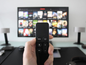 Vláda navrhla zvýšit televizní a rozhlasové poplatky, širší má být okruh poplatníků