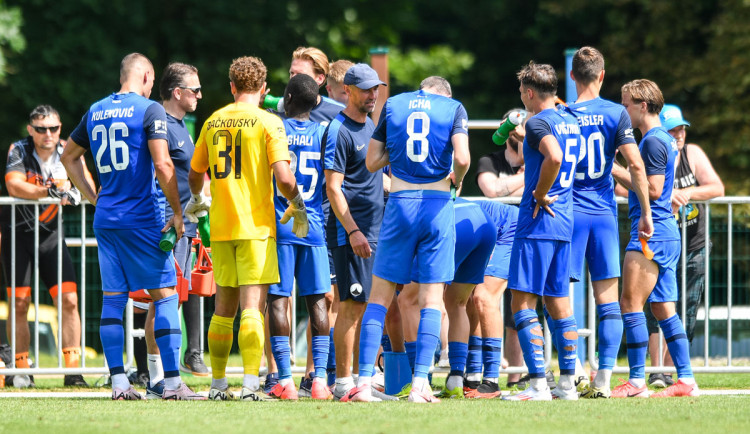 Kania v přímém přenosu okomentoval posilování i dresy. Na Slavii chce mít vyprodáno