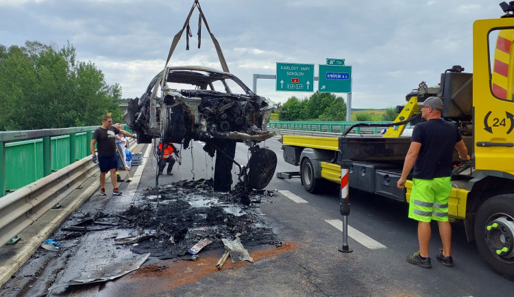 Na D6 u Kynšperku začalo za jízdy hořet auto. Plameny zasáhly celý vůz