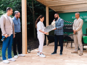 Skupina Progresus na filmovém festivalu ve Varech představila nový kavárenský modul, dřevostavba bude městu sloužit dlouhodobě