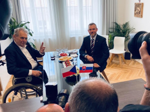 Slovenský prezident Pellegrini obdržel v Praze medy s houbami