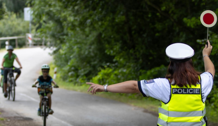 Policisté na jihu Moravy si posvítili na cyklisty. Kontrolovali povinnou výbavu i znalost pravidel provozu