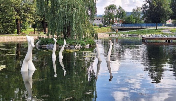 ANKETA: Nohy z vody Kurta Gebauera budí v Jeseníku pozornost. Patří osobité umění do veřejného prostoru?