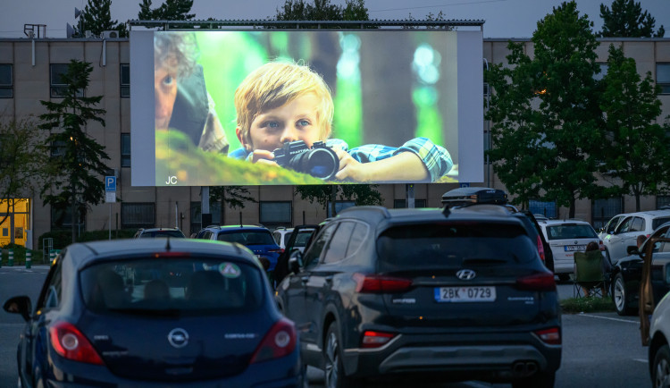 Dukovanská elektrárna opět chystá letní autokino. Výtěžek z promítání přispěje dětem, které touží jet k moři