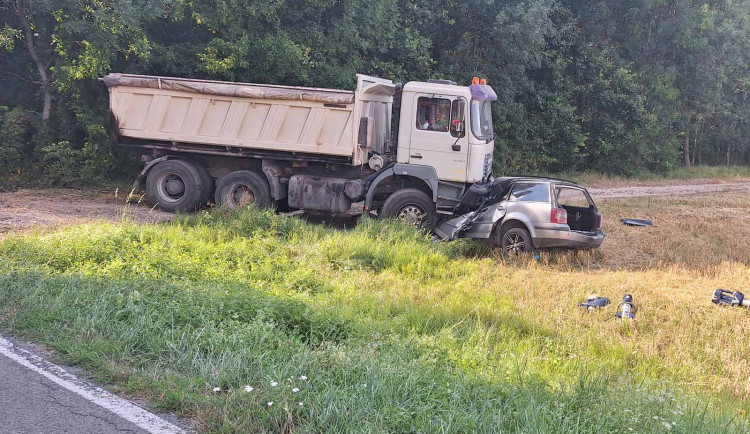 Na Břeclavsku vjel náklaďák do protisměru a smetl protijedoucí auto. Řidič osobáku nepřežil