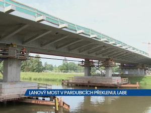 Lanový most v Pardubicích překlenul Labe, práce na obchvatu pokračují