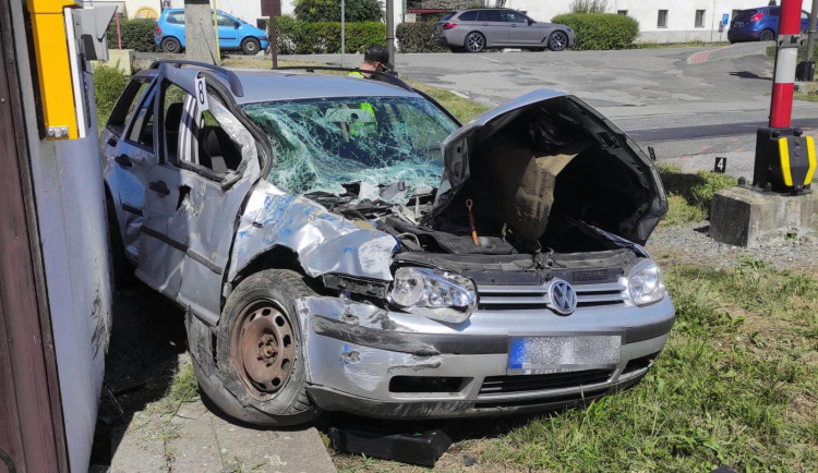 Řidička nerespektovala červenou na přejezdu, vjela přímo před vlak