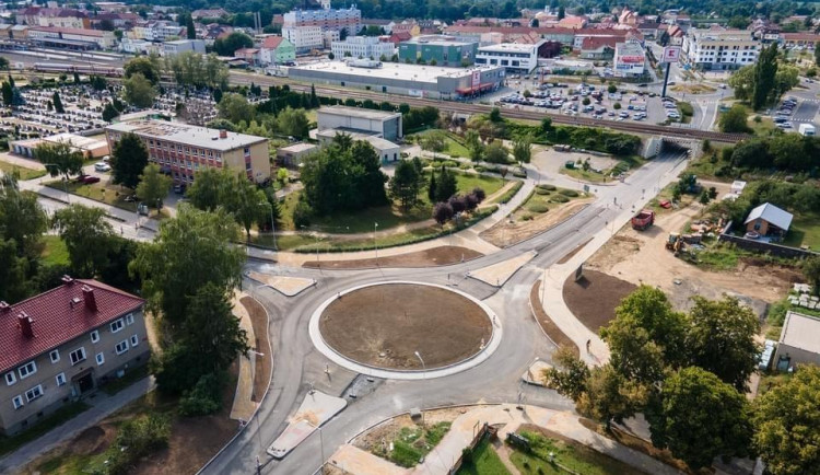 Silničáři otevřeli okružní křižovatku ve Veselí nad Moravou. Stavba zajistí plynulejší průjezd městem