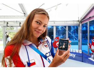 Paříž 2024: Medailisté se poprvé v historii dělí o své vítězné úsměvy s fanoušky v rámci tzv. Victory Selfie, pořízené pomocí Galaxy Z Flip6 Olympic Edition