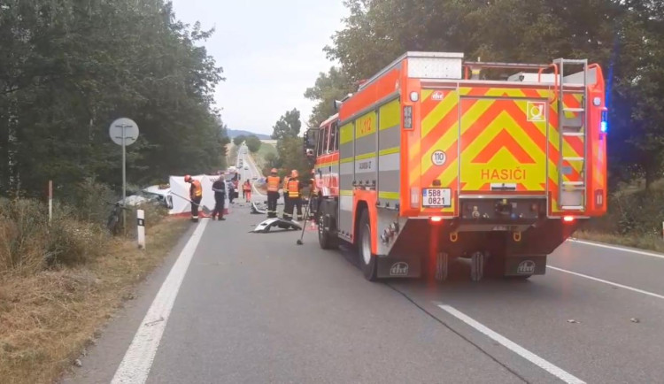 Při tragickém čelním střetu dvojice aut na Blanensku zemřeli dva lidé. Další dva se zranili