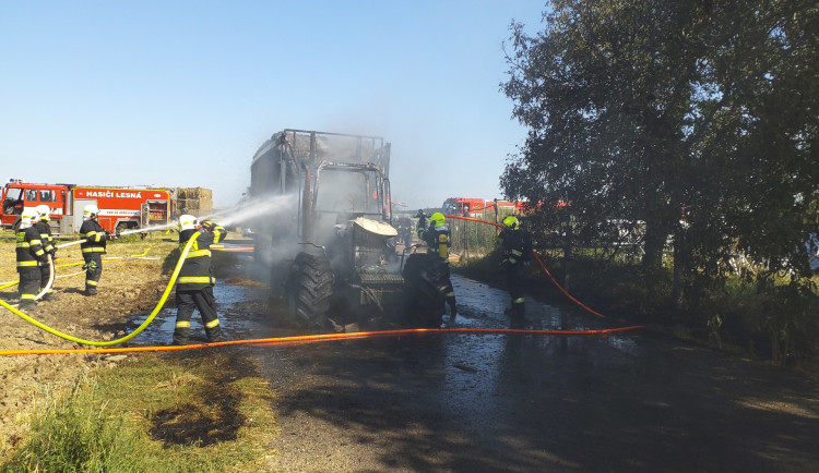 Na Znojemsku hořel traktor. Plameny pohltily i přívěs naložený slámou