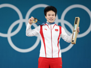 Hou Zhihuiová ze vzpěračského týmu Hunan Zoomlion překonala na olympijských hrách v Paříži stávající olympijský rekord a získala zlatou medaili