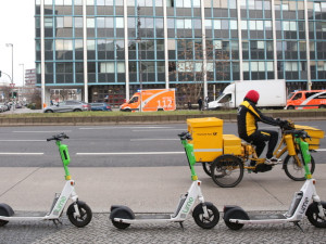 Nová studie: i zlomek plánované výroby baterií v EU může podpořit přechod na lehká elektrická vozidla (LEV)