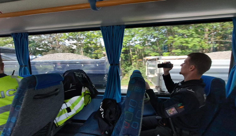 Řidiče kontroloval speciální policejní autobus. Policisté odhalili desítky přestupků