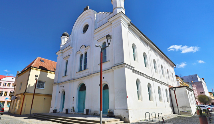 Břeclav pokračuje v rekonstrukci židovských památek. Po obřadní síni opraví také střechu synagogy