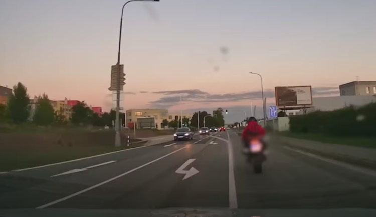 VIDEO: Zdrogovaný motorkář se zákazem řízení v Brně havaroval, když se pokoušel zmizet policistům