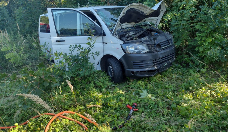 Dodávka se čtyřmi lidmi havarovala na výjezdu z Varů. Tři zranění