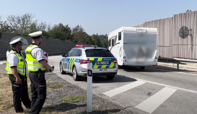 VIDEO: Policisté si o víkendu na jihu Moravy posvítí na řidiče. Dohlédnou na bezpečný návrat z prázdnin