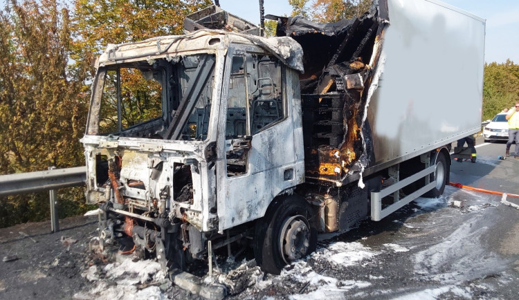 Na dálnici u Brodku u Prostějova směrem na Vyškov hořel kamion. Doprava bude omezená až do večera