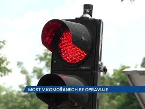 Most v Komořanech se opravuje, hotovo by mělo být v říjnu, dopravu řídí semafor