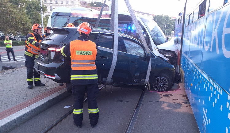 V Brně se srazila šalina s autobusem a osobákem. Čtyři lidé jsou zranění