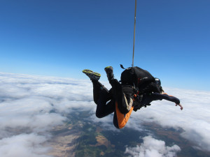 Tandemový seskok: Adrenalin, který vám změní pohled na svět