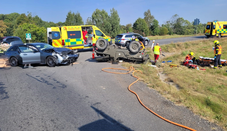 Veterán na střeše nebo motorka za svodidly. Neděle se na Novojičínsku neobešla bez vážných nehod