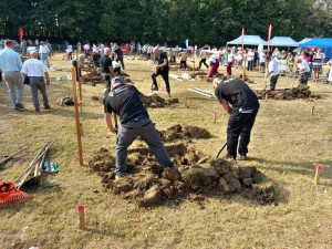 VIDEO: Jak vykopat hrob na čas? V soutěži hrobníků v Maďarsku obsadil tým z Olomouce třetí místo