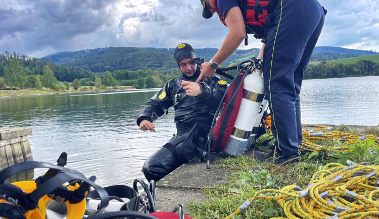 Příval na Desné. Krátce před vydatnými dešti hasiči trénovali, jak zkrotit rozvodněnou řeku