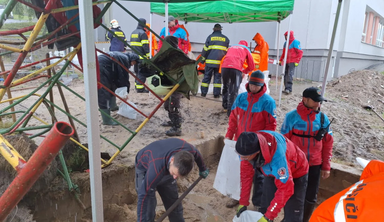 Členové Horské služby nabrali s těžkou technikou směr Jeseník