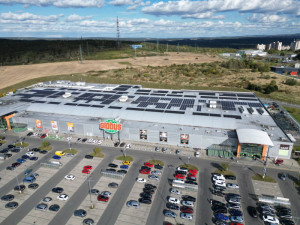 Globus postavil s E.ONem fotovoltaické elektrárny v celkové hodnotě 100 milionů korun. Na čtyřech hypermarketech zabírají solární panely plochu dvou Václavských náměstí a ročně vyrobí tolik energie, co spotřebuje tisíc domácností