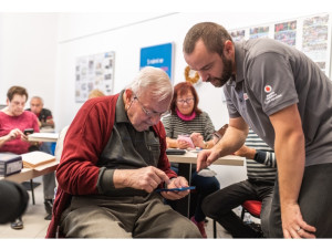 Program Digitální odysea pomáhá zdarma seniorům vyznat se v online světě. V Česku ho využilo už přes 50 tisíc lidí