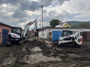 Bobcat pomáhá doma na Dobříši i po povodních na Moravě