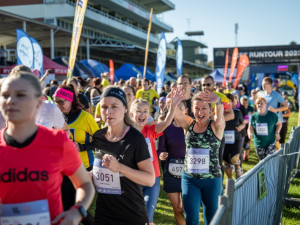 Přes překážky k zážitkům. Vyprodaná ČEZ RunTour zavede v Pardubicích dvě tisícovky běžců na trať nejslavnějšího dostihu