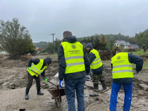 Po povodních na Jesenicku pomáhali dobrovolníci Nového nebe nové země