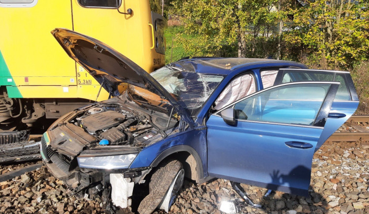 V Jiřetíně pod Bukovou na Jablonecku se srazil vlak s osobním autem, zraněnou spolujezdkyni transportoval do nemocnice vrtulník