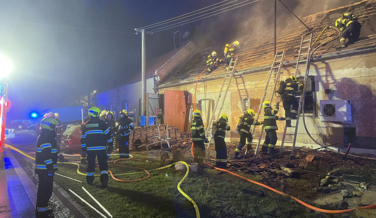 Na Hodonínsku v noci na sobotu hořela dílna. Škoda se vyšplhala na milion korun, nikdo se nezranil