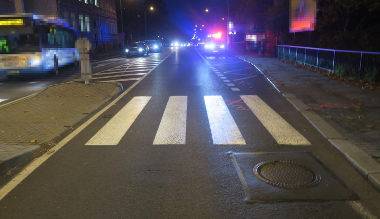 Policie hledá svědky nehody ve Varech. Řidička na přechodu srazila ženu