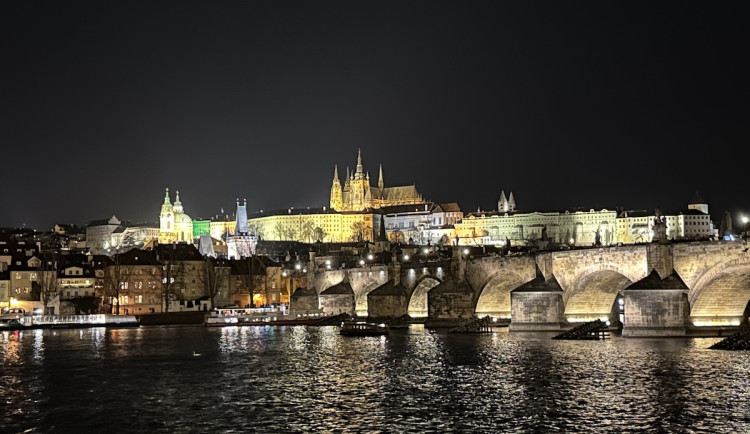 Pražský hrad zhasnou dřív, vědci budou zkoumat vliv jeho světel na okolí