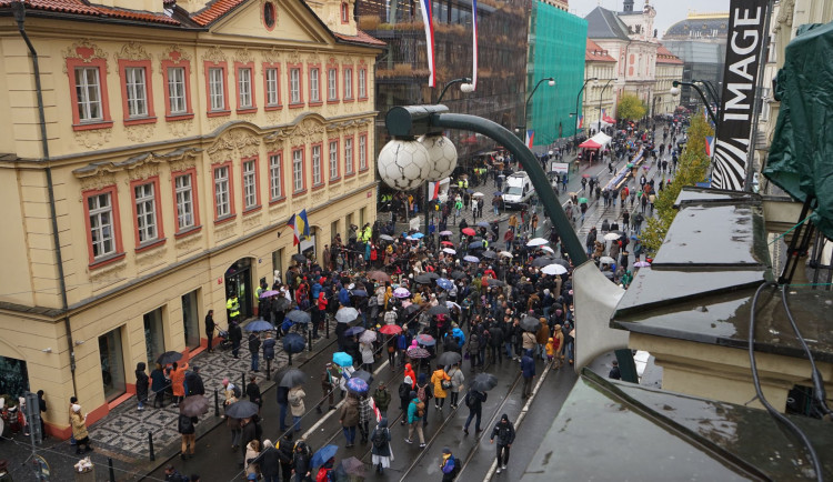 Přinášíme přehled dopravních omezení způsobených oslavami 17. listopadu