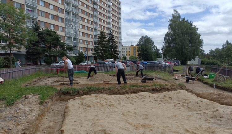 Odsouzení z liberecké věznice pomáhají ve městě. Pracovali na opravě hřiště u Hokejky nebo na likvidaci černé skládky