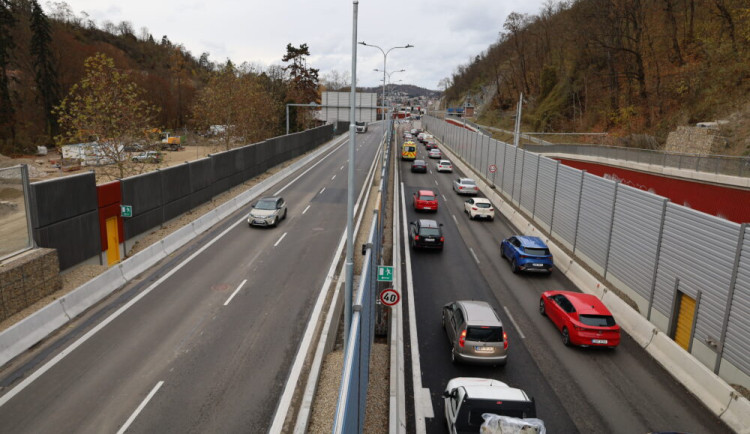 Silničáři zprovoznili klíčovou část městského okruhu. Řidiči projedou Žabovřeskou ulicí ve čtyřech pruzích