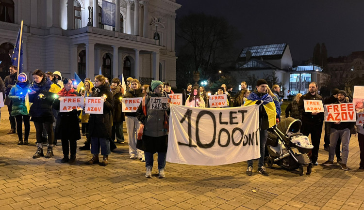 VIDEO: Lidé v Brně přišli vyjádřit podporu Ukrajině. Tiše stáli s vlajkami a transparenty