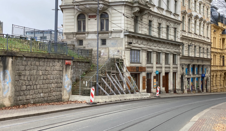 Oprava opěrné zdi u libereckého zámku přinese dopravní komplikace. Vytížená křižovatka bude uzavřena a to i pro tramvaje