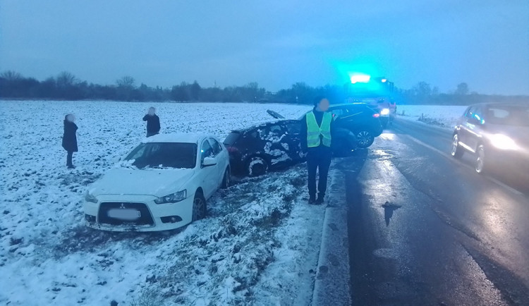 Nehoda tří aut v Olomouci a kolony na Šternbersku. Řidiče potrápila sněhová nadílka