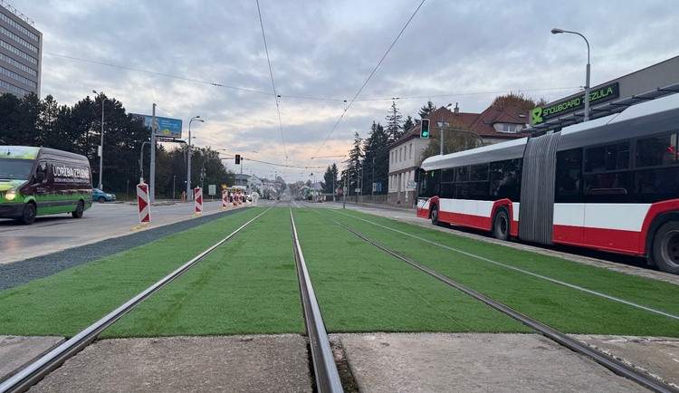 V Brně se zazelenají další koleje. Dopravní podnik poprvé testuje umělou trávu