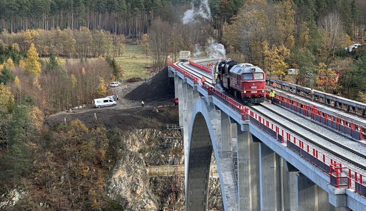 Železniční most u Červené nad Vltavou je dokončený. První cestující po něm přejedou dnes odpoledne