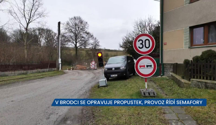 V Brodci se rekonstruuje propustek, provoz řídí semafory